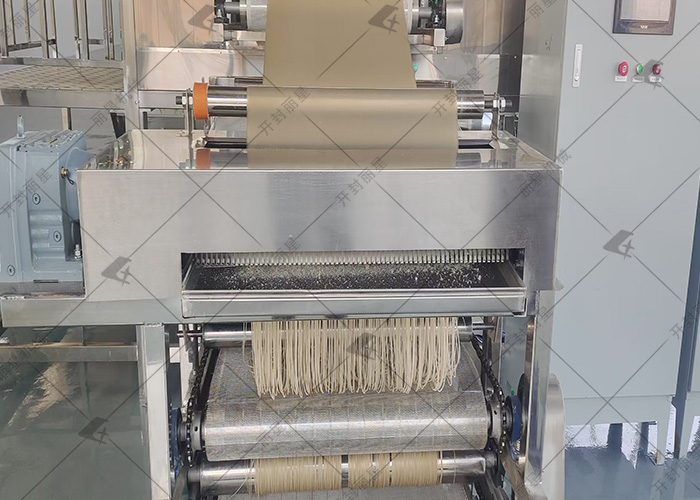 粉絲f粉條生產(chǎn)線設(shè)備試運行進行時，為粉條加工賦能