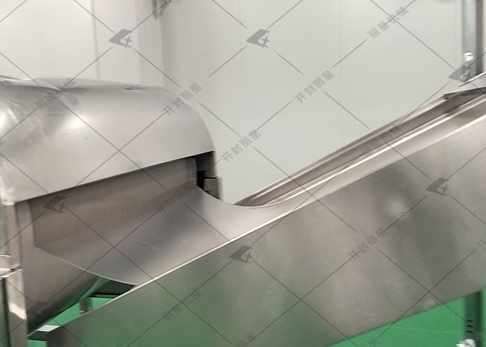 麗星日產(chǎn)12噸鮮粉苕皮的機械設(shè)備落地湘潭，試機進行中