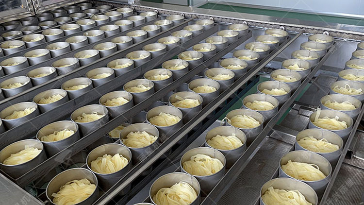 隧道式粉絲粉條烘干設(shè)備封閉運(yùn)行，高效穩(wěn)定更衛(wèi)生