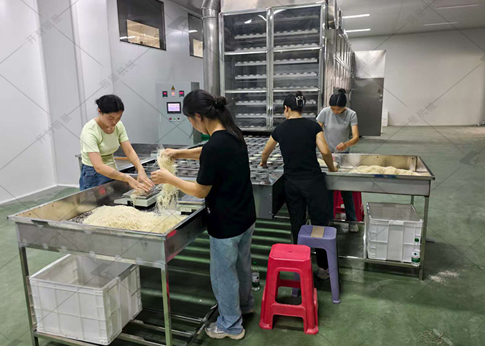 泌陽縣引入麗星 1.5 噸方便粉絲生產(chǎn)線，設(shè)備試機工作啟動